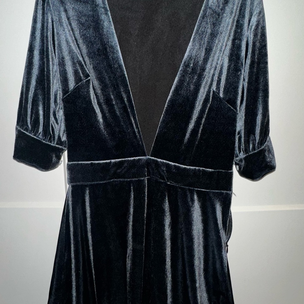 Chic Velvet Mini Dress in Black